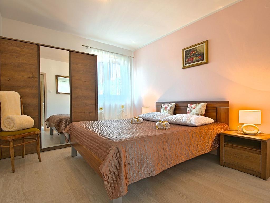 Charming Beachfront Holiday Home In Porec Exterior photo