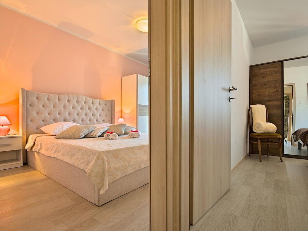 Charming Beachfront Holiday Home In Porec Exterior photo