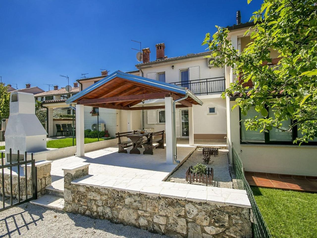 Charming Beachfront Holiday Home In Porec Exterior photo