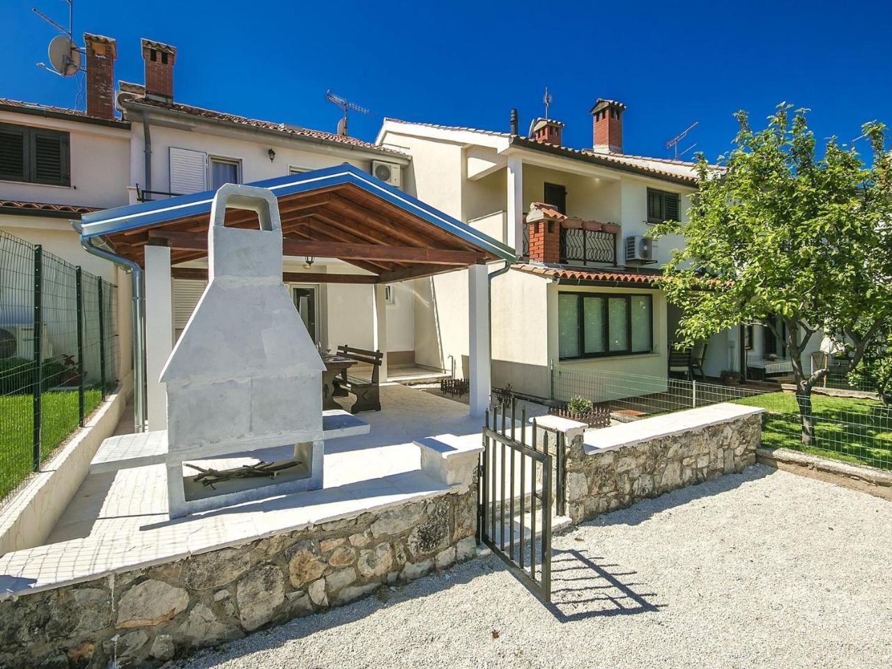 Charming Beachfront Holiday Home In Porec Exterior photo