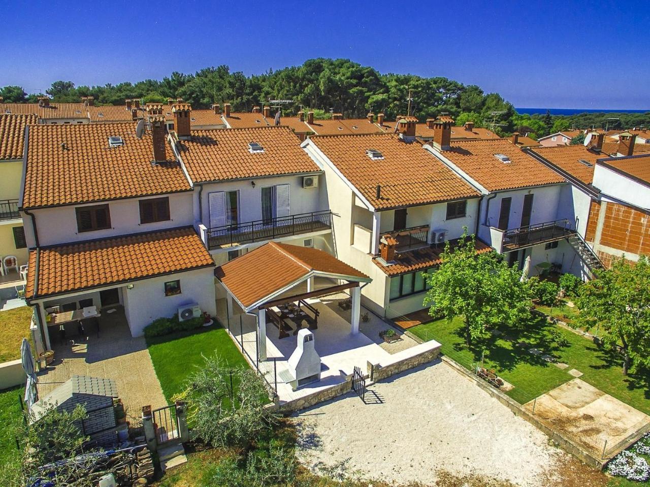 Charming Beachfront Holiday Home In Porec Exterior photo