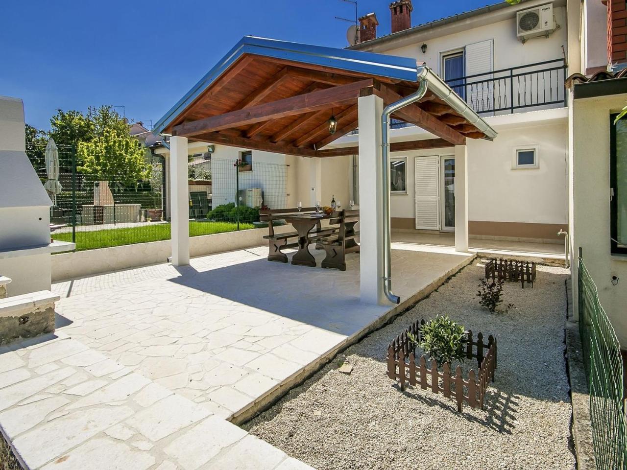 Charming Beachfront Holiday Home In Porec Exterior photo